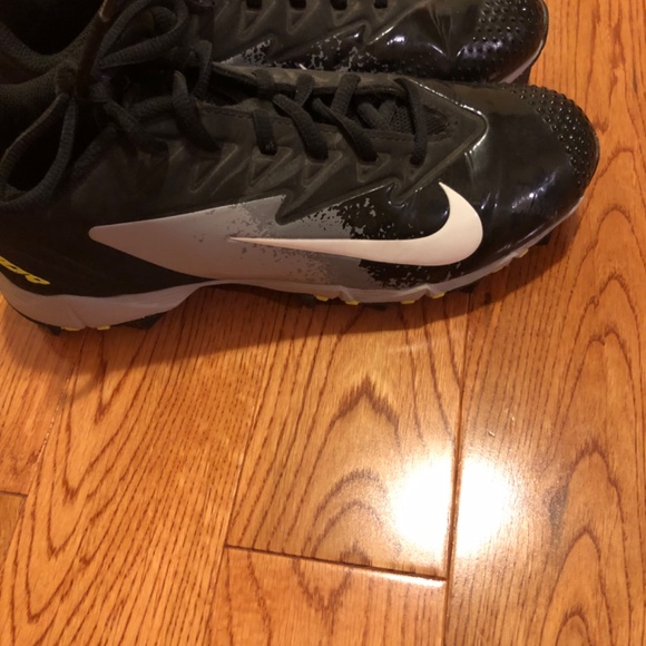 Nike Soccer Cleats - Picture 2 of 4